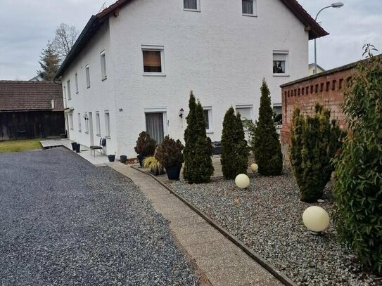 Zweispänner mit drei Wohneinheiten und Baugrundstück im östlichen Stadtteil von Straubing