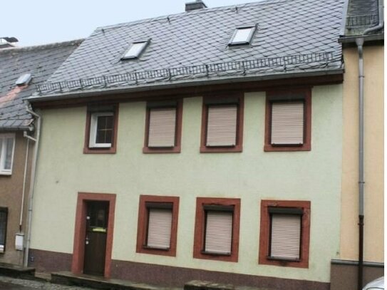 Sanierungsbedürftiges Reihenmittelhaus mit kleinem Anbau im Hof in Geringswalde (Handwerkerobjekt)