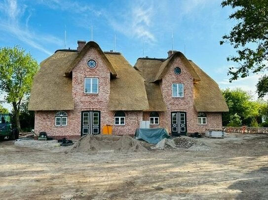 Neubau von zwei reetgedeckten Haushälften im Herzen von Archsum