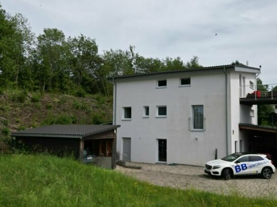 Neuwertige Eigentumswohnung in kleinem Dreifamilienhaus mit großem Carport in Sigmaringen.