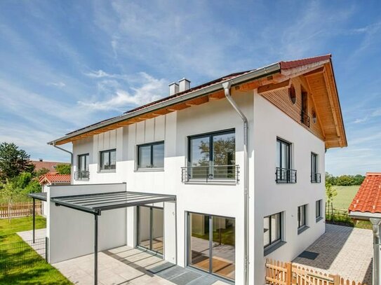 Neubau: Sonnige Haushälfte mit PV und Bergblick in idyllischer Ortsrandlage