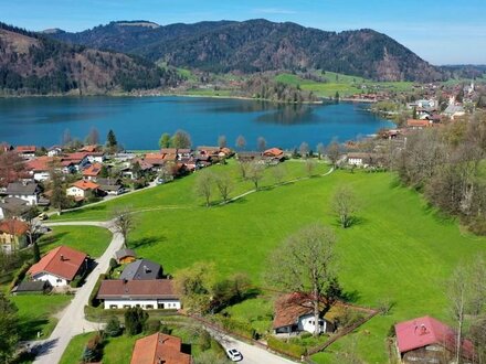 Perfekte Leinwand für Ihren Wohntraum. Freier Blick auf den See und die umliegenden Berge.