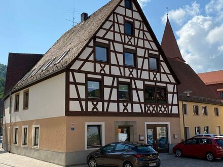 Helle Büro-/Praxisfläche im Dachgeschoss mit ca. 123 m² zu vermieten