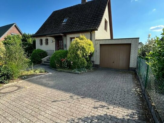 Schönes Charmantes Einfamilienhaus mit großen Garten und einer Garage