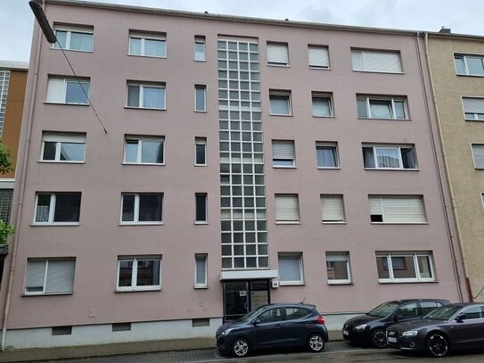 Großzügige & ruhige 4 Zimmer-Wohnung mit Balkon in zentraler Lage