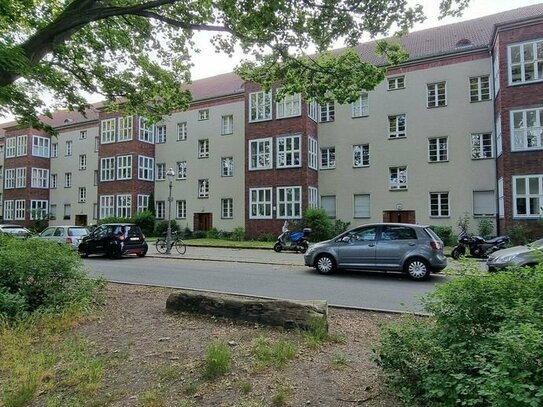 Ruhige renovierte 2 1/2 - Zimmer-Wohnung mit Einbauküche in Berlin-Tegel