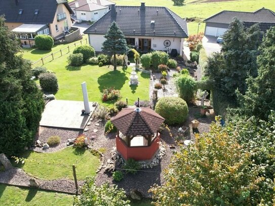 Neuwertiges Einfamilienhaus mit niedriger Energiebilanz und herrlichem Garten