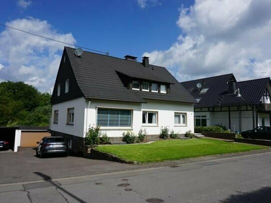 Ein/ Zweifamilienhaus mit Doppelgarage und Garten/ Baugrundstück