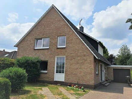 Attraktives Zweifamilienhaus mit Garage in Siedlungslage von Westerstede !