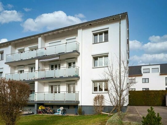 Charmante Residenz: Hochparterrewohnung mit Sonnenbalkon