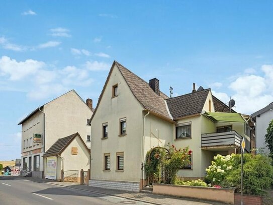 Wohnhaus mit Nebengebäuden in Niederhadamar