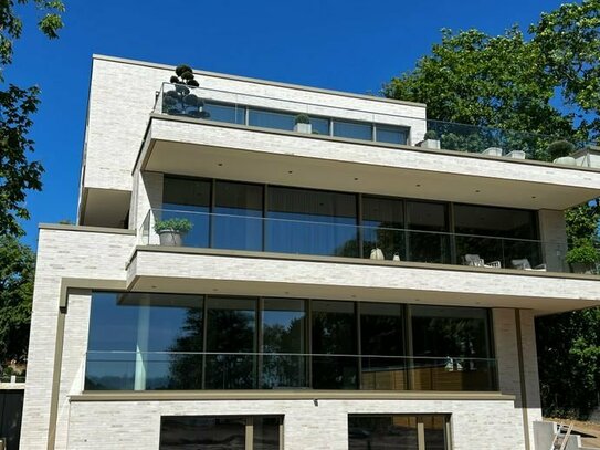 Designer Wohnung in erster Wasserlinie Am Großen Wannsee auf privatem Parkgrundstück