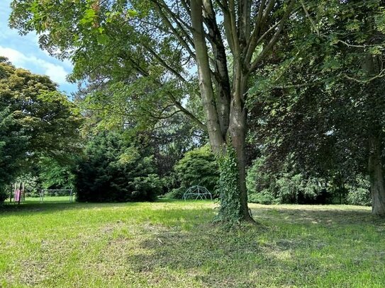 Exklusives großes Baugrundstück mit altem Baumbestand