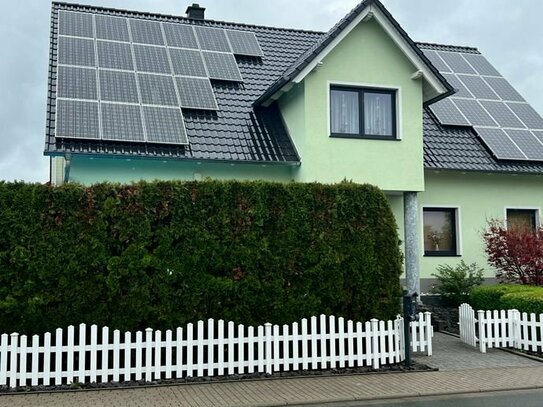 Exklusives Wohnvergnügen: hochwertiges Einfamilienhaus mit Pool & Sauna