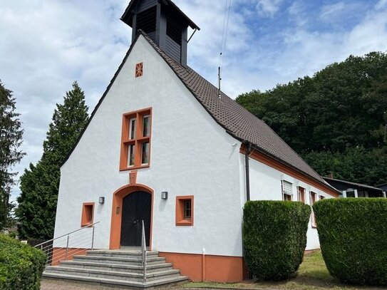 interessante Immobilie , ehemalige Kirche mit Gemeindehaus , aufwändig saniert.