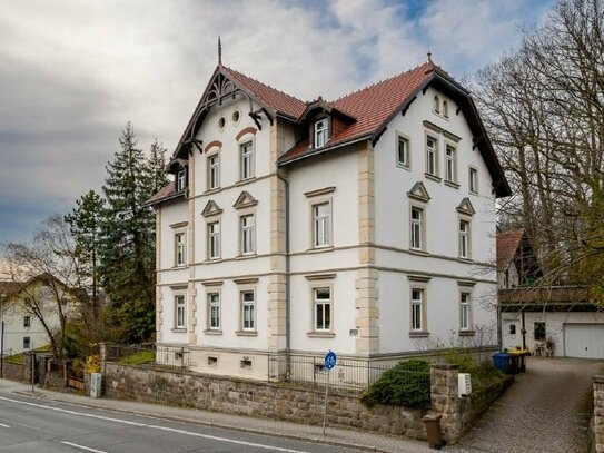 Charmantes Investment in DD-Bühlau. Tolle Altbauwohnung mit Balkon und Einbauküche.