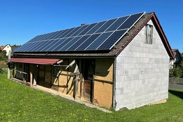 Kleines Einfamilienhaus mit Photovoltaikanlage und Garage