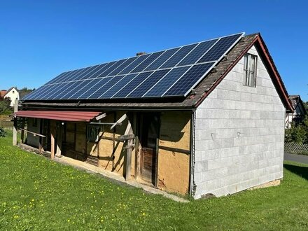 Kleines Einfamilienhaus mit Photovoltaikanlage und Garage