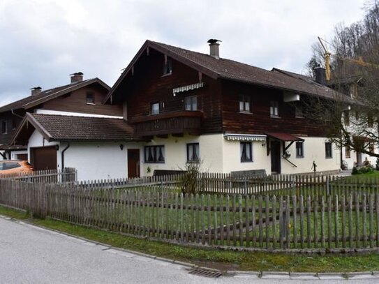 VERKAUFT!! EINSEITIG, ANGEBAUTES 2-FAMILIENHAUS in begehrter Wohnlage von Neubeuern