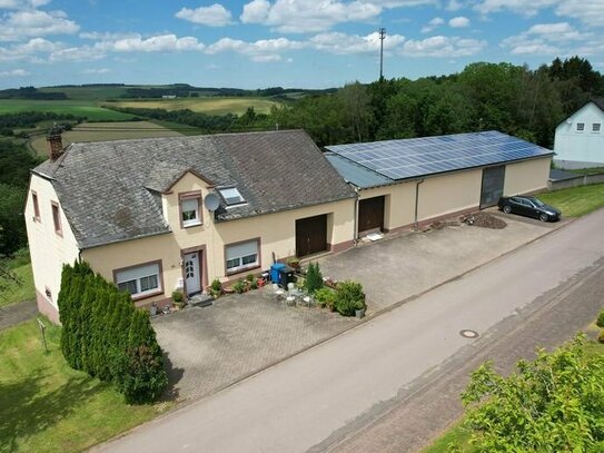 Solides Wohnhaus mit einer großen Halle (ideal für Autos/Camper) und einer zusätzlichen Baustelle in Utscheid