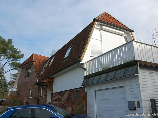 Elegante Dachgeschosswohnung mit 4,5 Zimmern, großem Balkon & Garage in Neuengamme