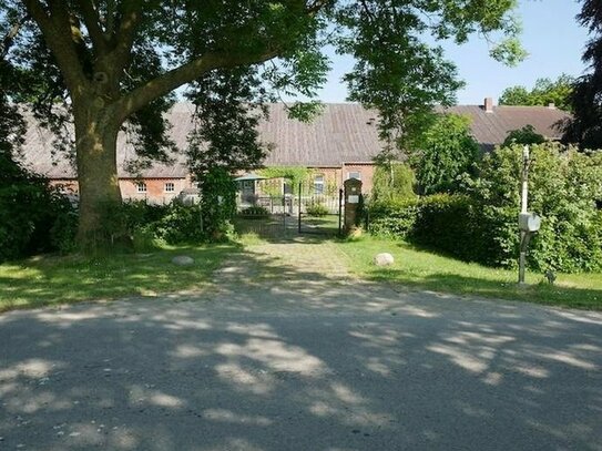 Resthof in traumhafter Alleinlage mit freiem Blick auf Felder