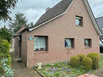 Kleines Einfamilienhaus mit großem Garten und 2 Nebengebäuden