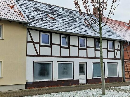 leerstehendes Wohn- und Geschäftshaus in Fachwerkbauweise