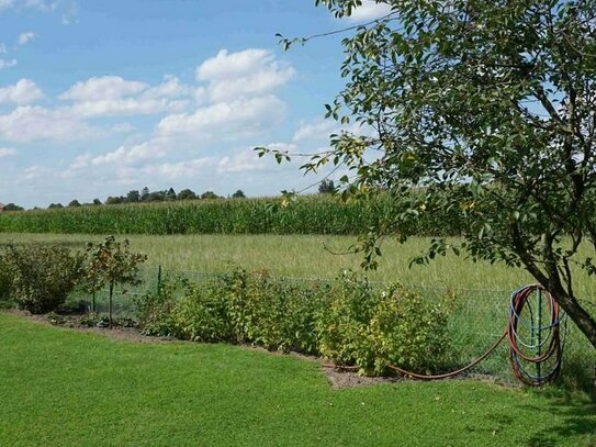 Winkelbungalow in Feldrandlage!