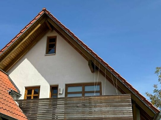 Freystadt: Helle 2,5-Zimmer-Dachgeschosswohnung mit Balkon und Schwedenofen in ruhiger Wohnlage