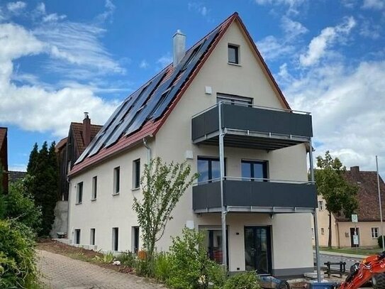 Attraktive Erstbezugswohnung in Effizienzhaus (KfW 55EE) mit Burgblick, Photovoltaik, Wärmepumpe und Wallboxen in Abenb…