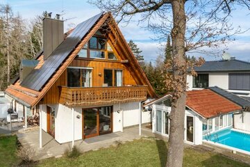 Begehrte, ruhige Villenlage: Doppelhaushälfte mit Photovoltaik und Pool