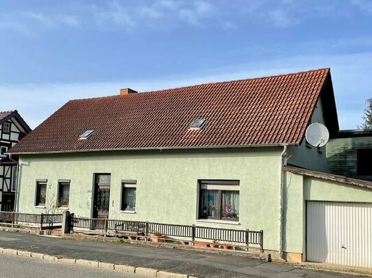 Wohnhaus mit Potenzial, Bachlauf und sonnigem Garten zu kaufen.