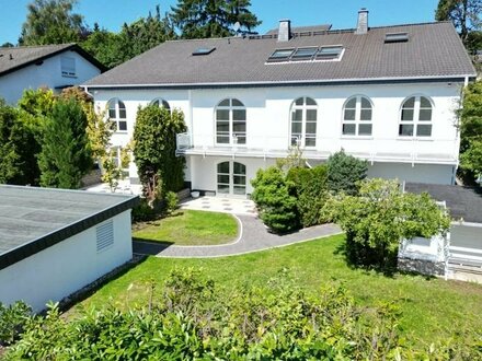 Prestigeträchtige Villa mit drei Wohnungen in exponierter Hanglage von Schloßborn