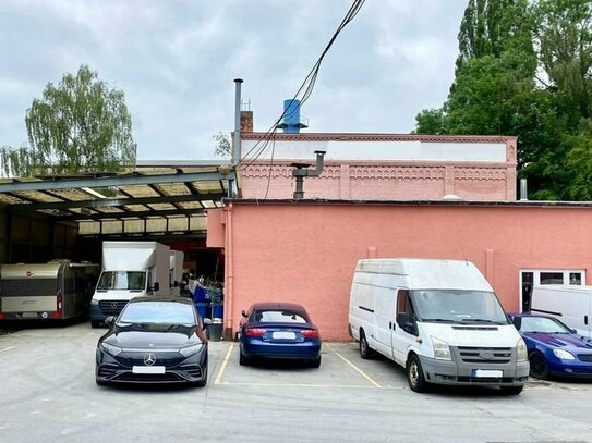 Ebenerdige Gewerbehalle mit Schwerlastboden und überdachter Schwerlast-LKW Andienung