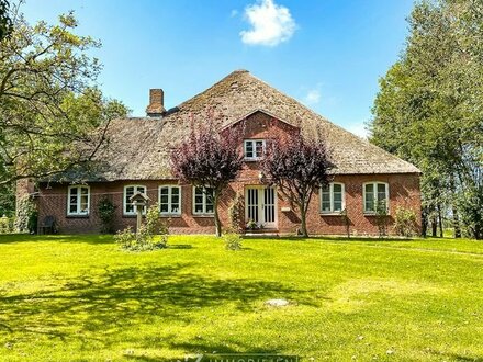 Historischer Haubarg im Dorfkern von Westerhever