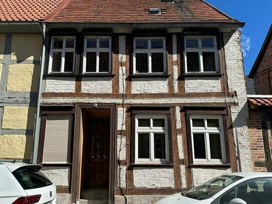 Fachwerkhaus mit Dachterrasse und kleinem Hof zu verkaufen.