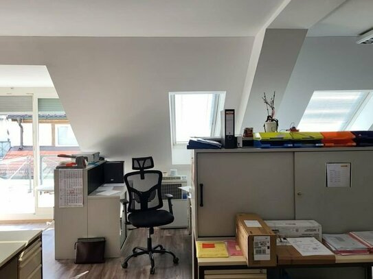 Kleines Büro mit Balkon und WC und Küche