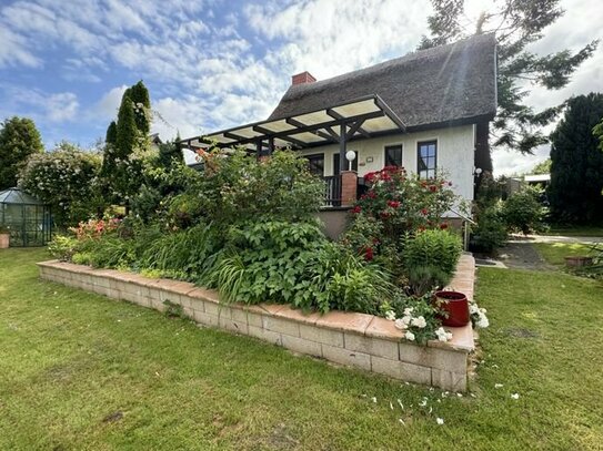 Reetgedecktes Haus am Hohensprenzer See