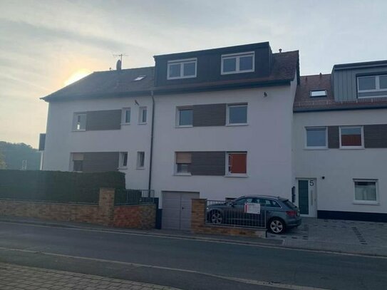 Exklusive 3-Zimmer-EG-Wohnung mit EBK, Terrasse und Garten in Erlangen/Dechsendorf