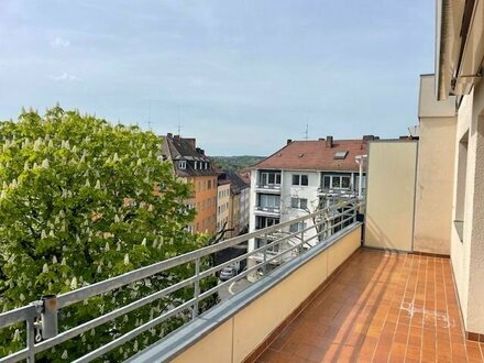 sehr helle und schöne 3 Zimmerwohnung (3er WG tauglich) mit Küche und großem Balkon, ruhige und zentrale Lage, mit Stel…