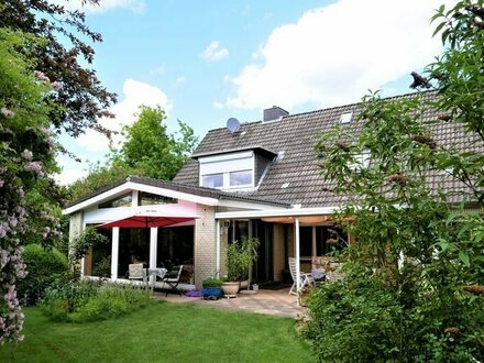 Ein Traumhaus für die Familie! Großzüges EFH mit ELW auf schönen Gartengrundstück in zentraler aber ruhiger Lage