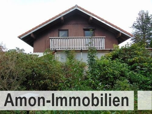 Schmuckes Einfamilienhaus mit Wintergarten, Balkon und Garage in ländlicher Lage.