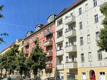 Charmante Altbau-Oase in Friedrichshain: Großzügige 4-Zimmer- Wohnung mit Balkon