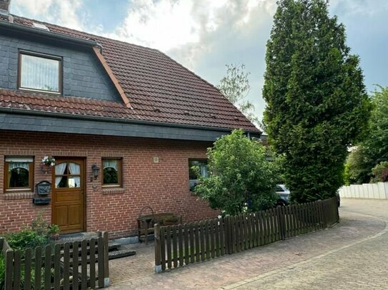 Schöne Doppelhaushälfte in hervorragender Wohnlage - Carport mit Dachterrasse und toller Fernsicht