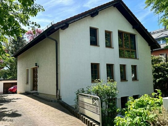 Großzügiges Einfamilienhaus mit Einliegerwohnung/Praxis/Büro direkt am Küchwald