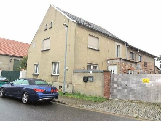 großes, sanierungsbedürftiges Einfamilienhaus