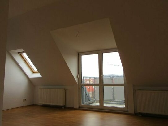 Single Dachgeschosswohnung mit Balkon