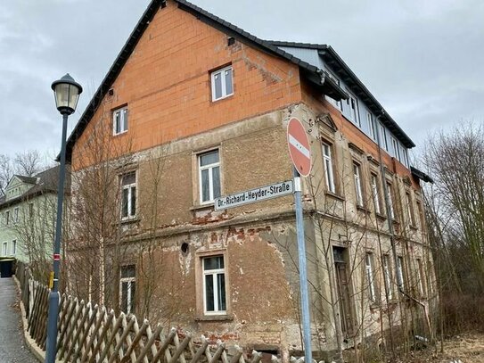 Mehrfamilienhaus (Sanierung begonnen)