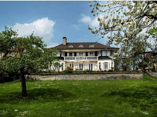 Historische Villa mit großem Grundstück am Bodensee in Bestlage